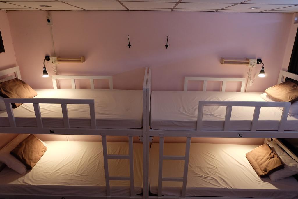 Tiny Hostel Bangkok Exteriör bild