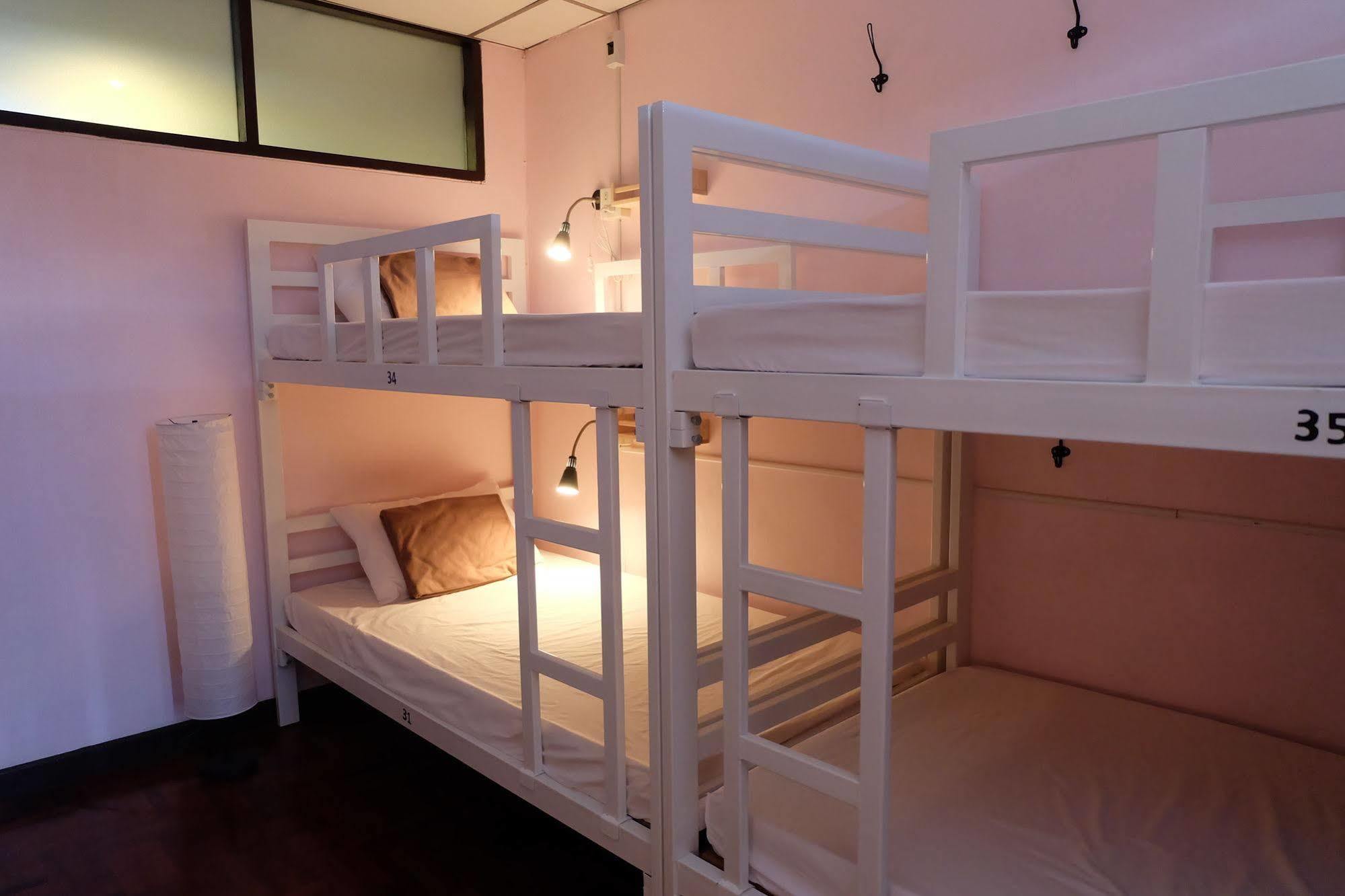 Tiny Hostel Bangkok Exteriör bild