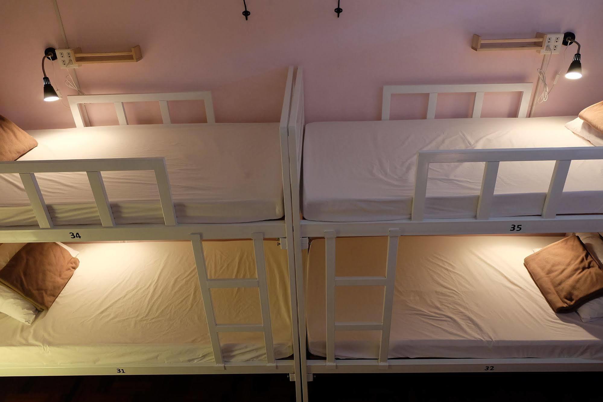 Tiny Hostel Bangkok Exteriör bild