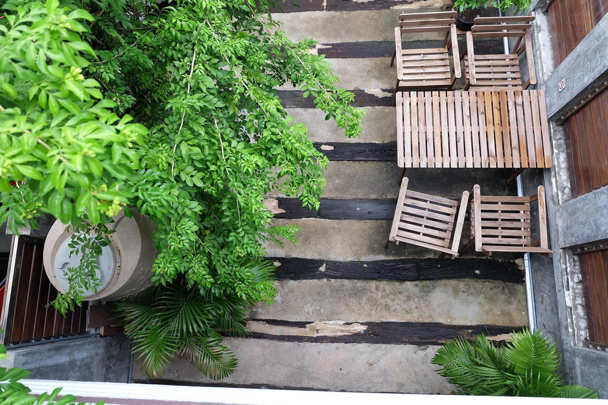 Tiny Hostel Bangkok Exteriör bild