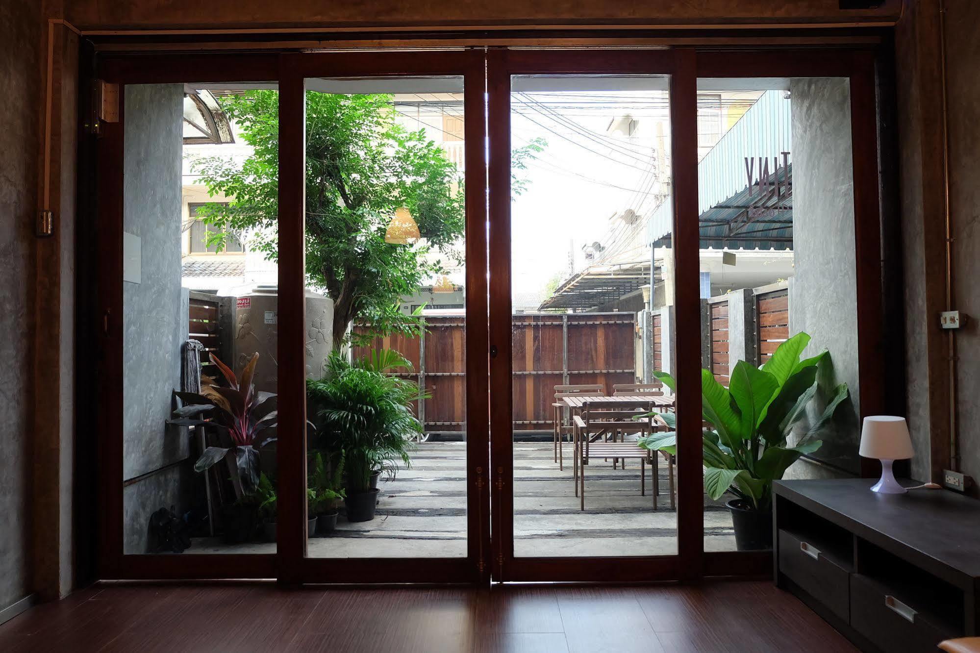 Tiny Hostel Bangkok Exteriör bild