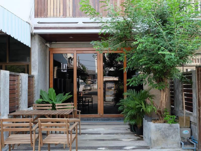 Tiny Hostel Bangkok Exteriör bild