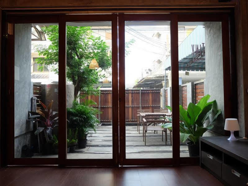 Tiny Hostel Bangkok Exteriör bild